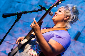 Shannon Shaw of Shannon & the Clams